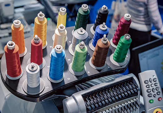 Kolorowe szuple nici na przemysłowej hafciarce.