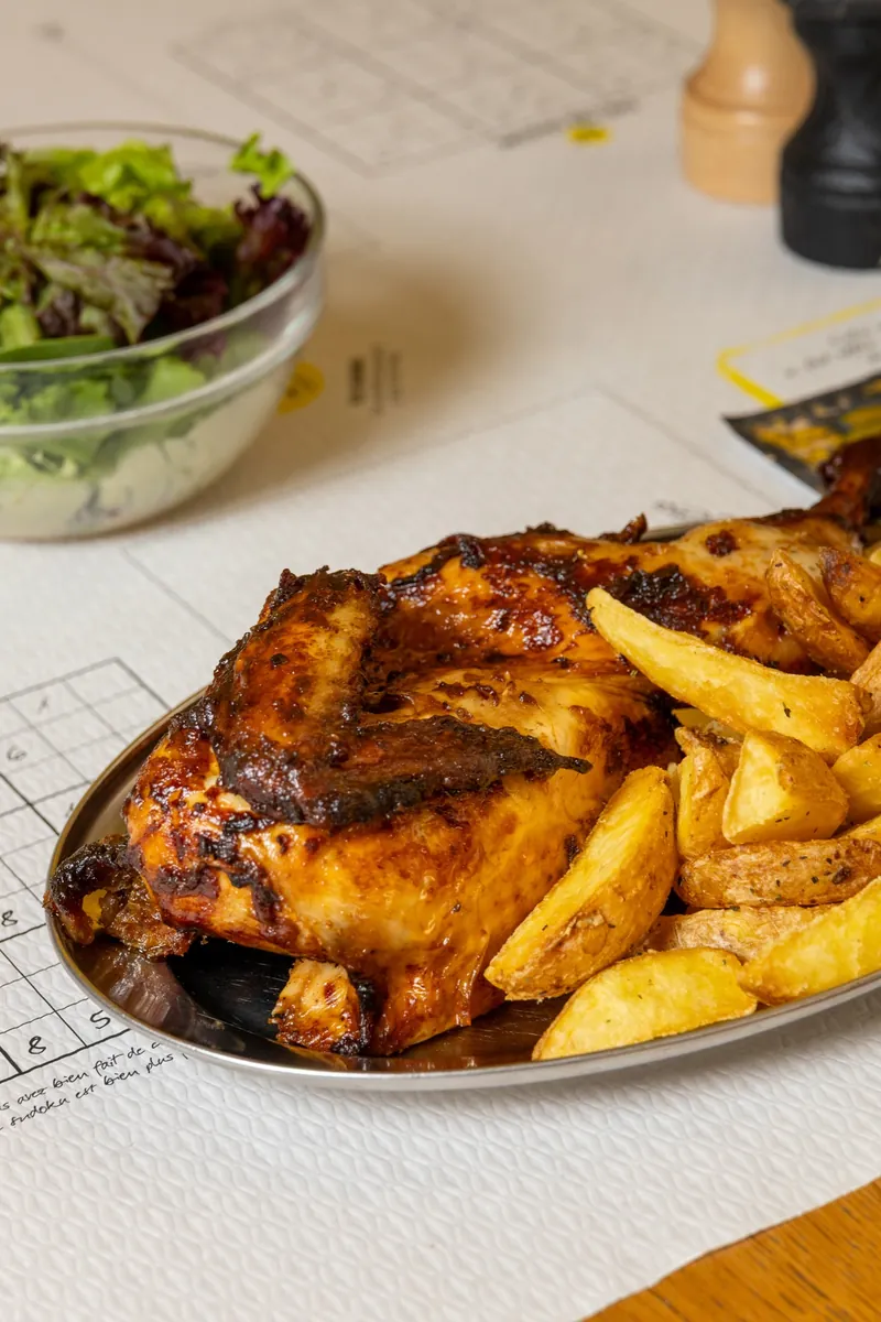 Demi-poulet rôti à la broche et patates provençales, plat métal.