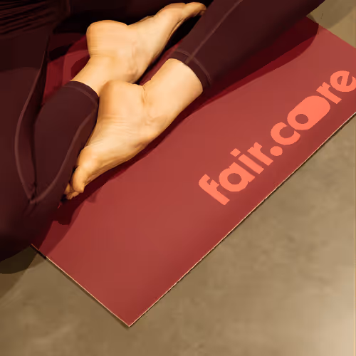 Cinq petites bouteilles de jus colorés de la marque Paf, avec un morceau de gingembre et un demi-citron à côté d'un verre de jus vert.