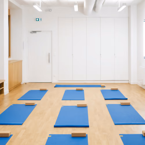 Studio Yoze Cadet – Cromot : tapis bleus alignés et briques en liège sur un parquet clair.