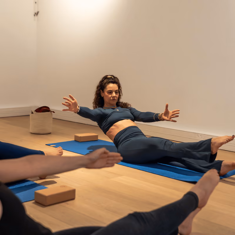 Cours de Pilates au studio Charonne – Atelier 77 : exercice au sol