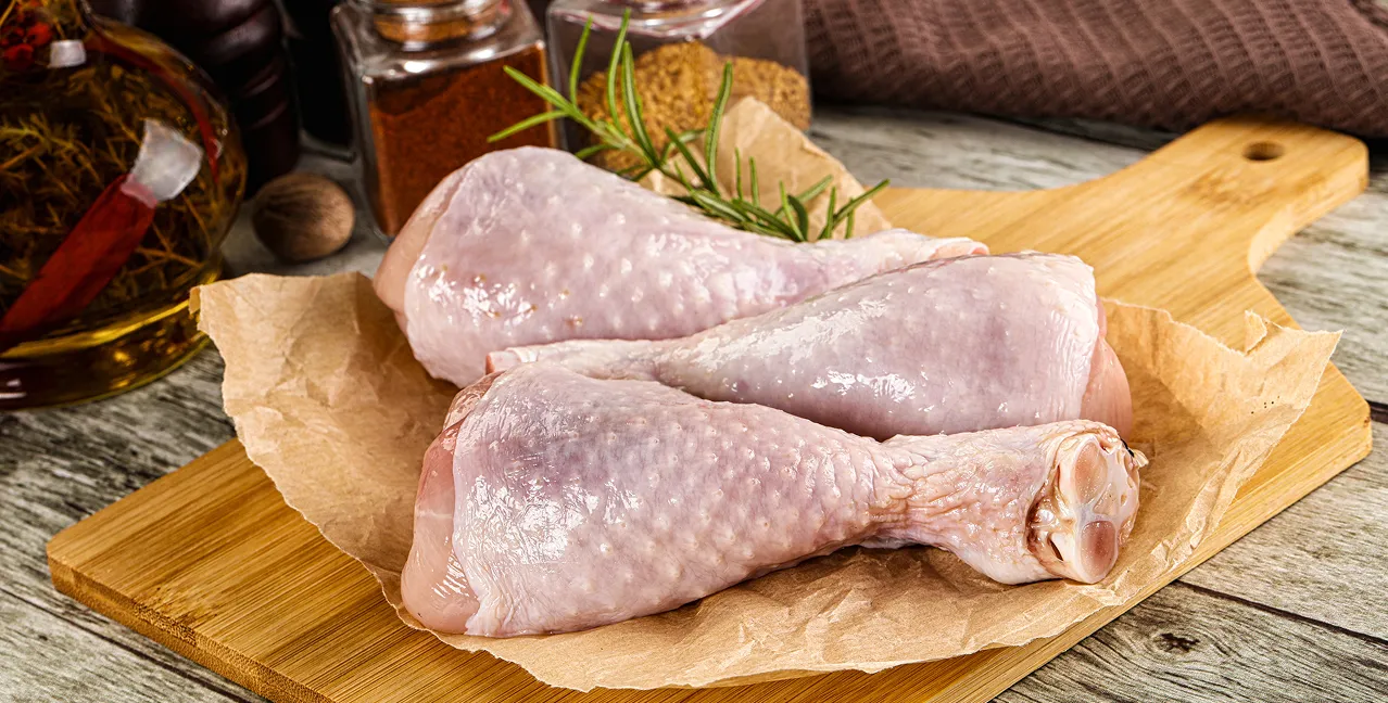 Frozen chicken legs packed for wholesale distribution in UK & EU.