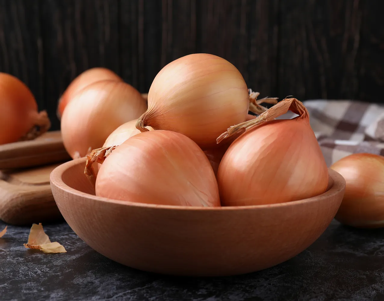 Large fresh white onions in a wooden bowl, premium wholesale export supply from Ukraine to UK and EU