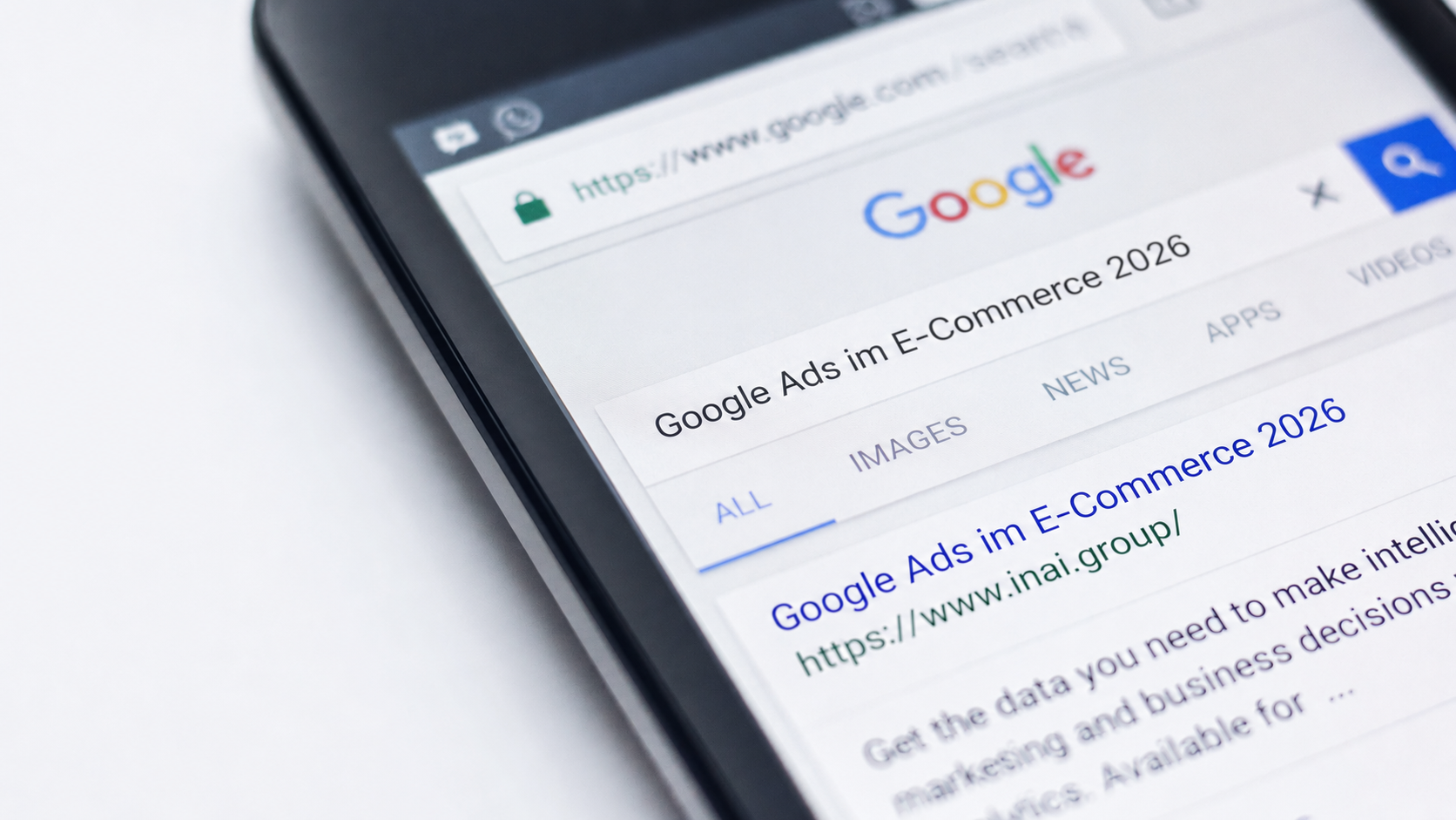 Nahaufnahme eines Smartphones mit Google-Suchergebnis zum Thema „Google Ads im E-Commerce 2026“