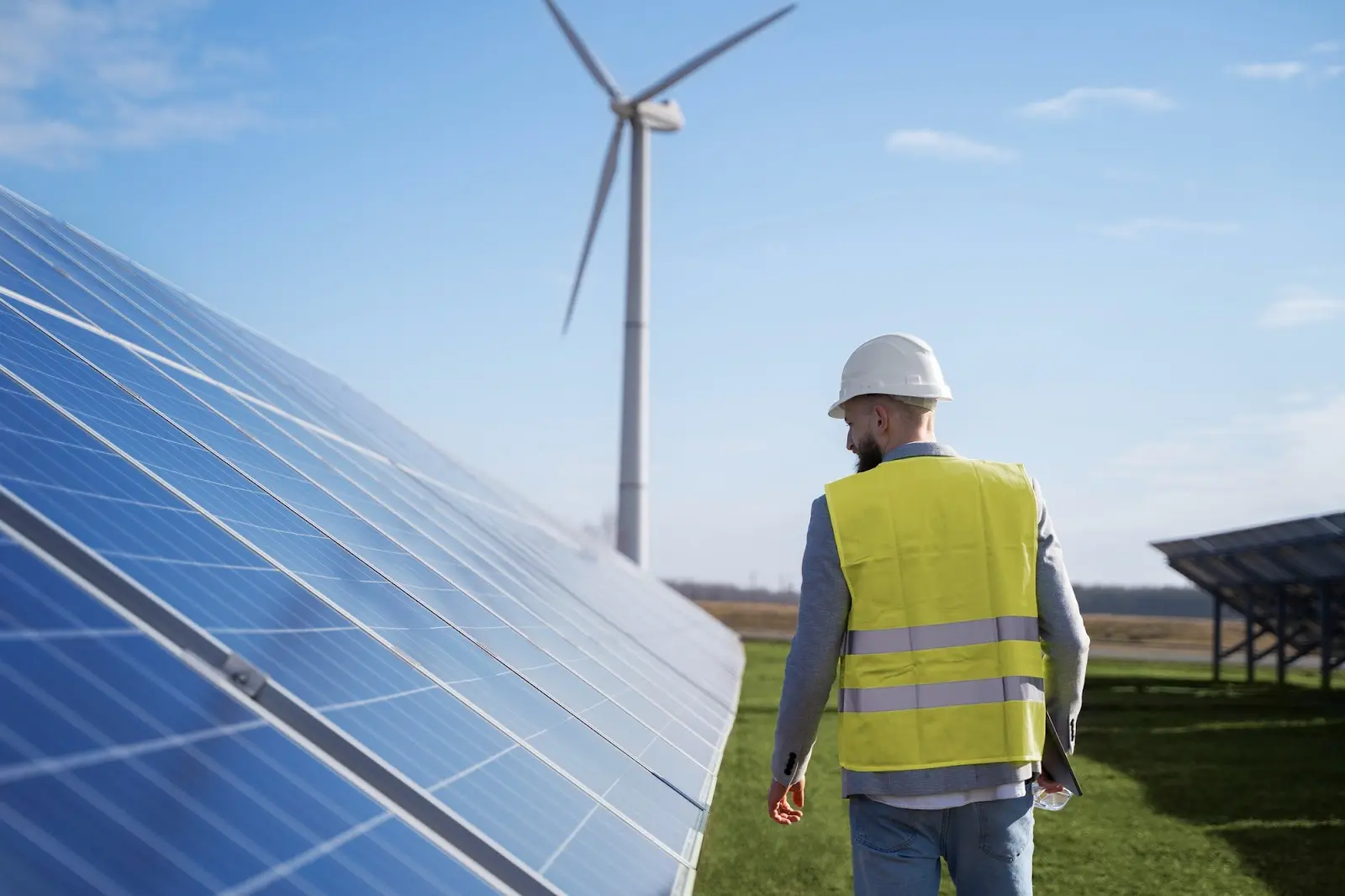 Inspektion einer Photovoltaikanlage auf Solarfeld in der Schweiz