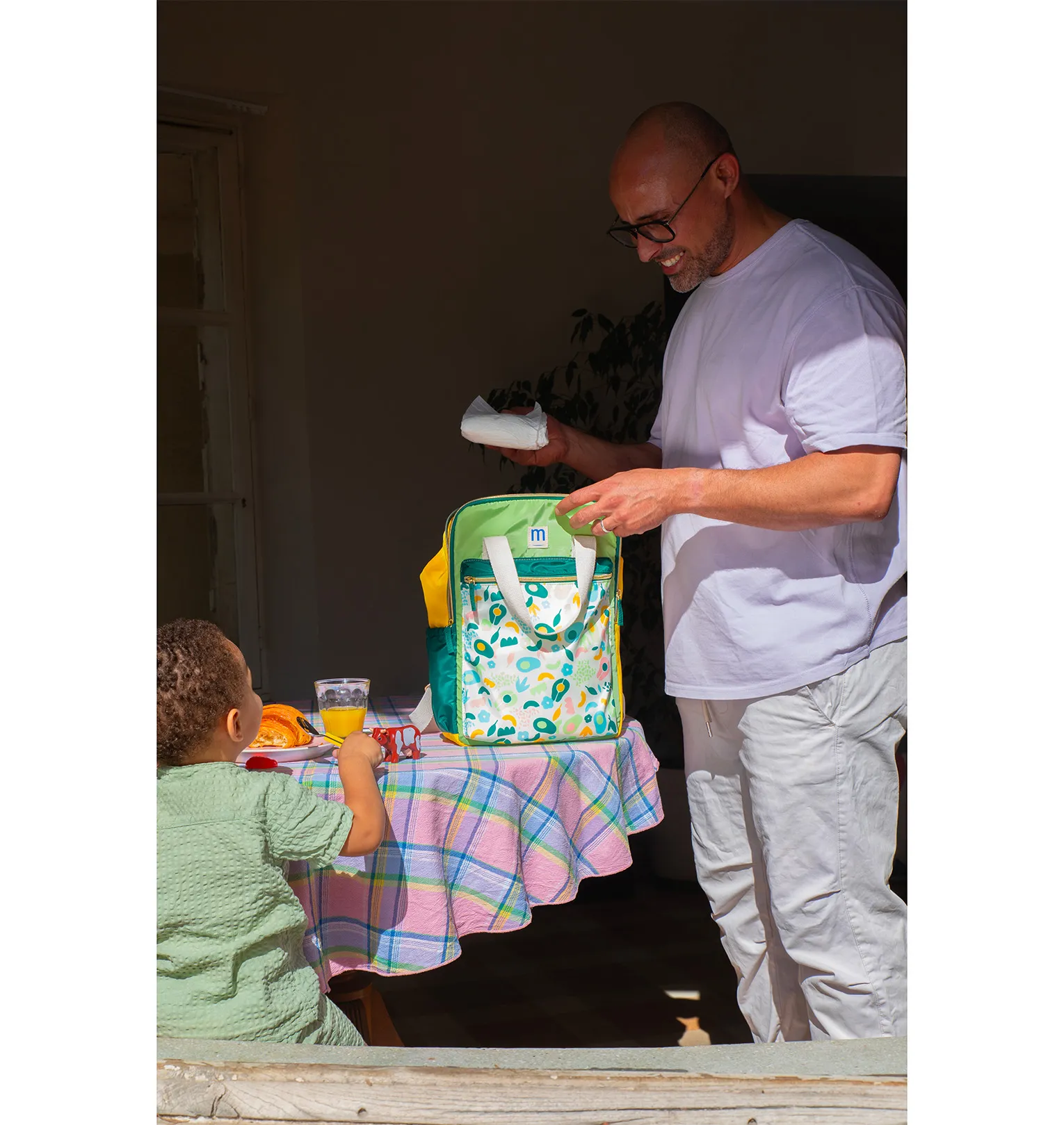 Picture of a man using the Mustela bag