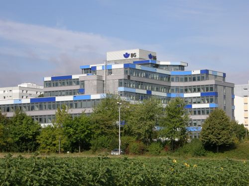 Klinikgebäude der BGL nach der energetischen Fassadensanierung, mit moderner Fassade in Blau- und Grautönen.