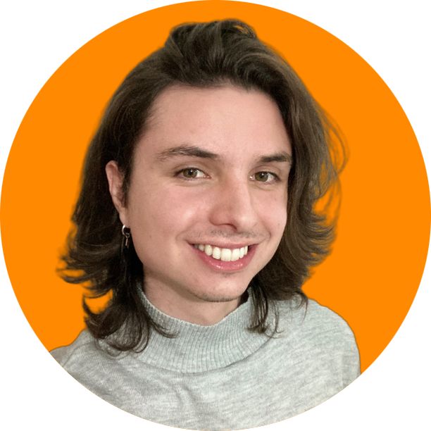 homem branco sorrindo com cabelos morenos compridos