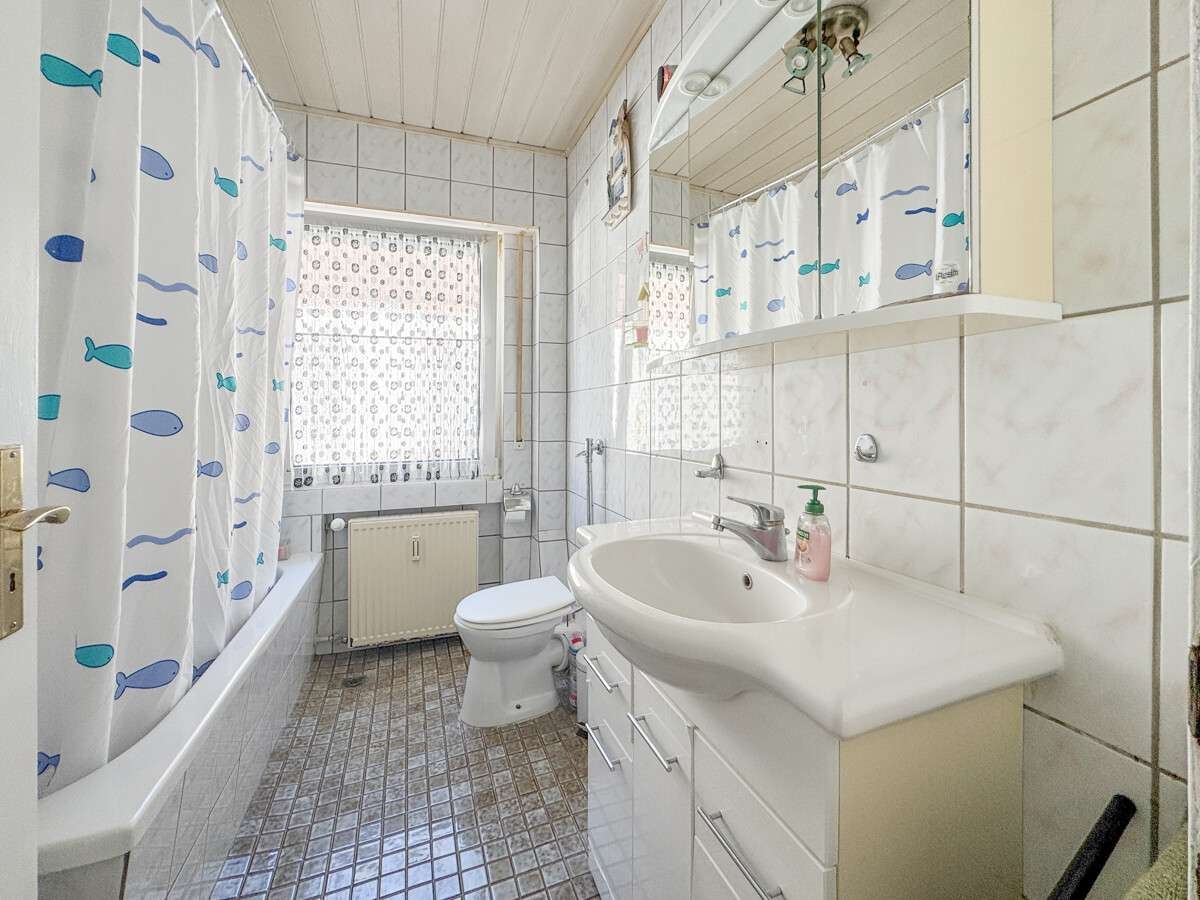 Badezimmer im 1. Obergeschoss – Mehrfamilienhaus in Worms