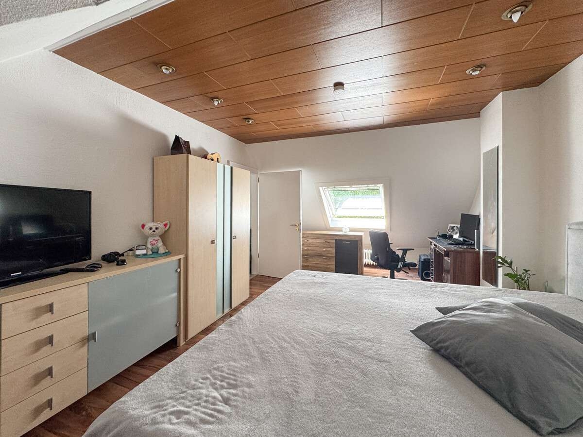 Schlafzimmer im Dachgeschoss – Mehrfamilienhaus in Worms