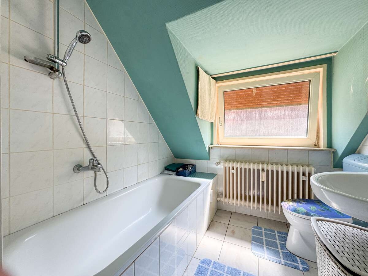 Badezimmer im Dachgeschoss – Mehrfamilienhaus in Worms