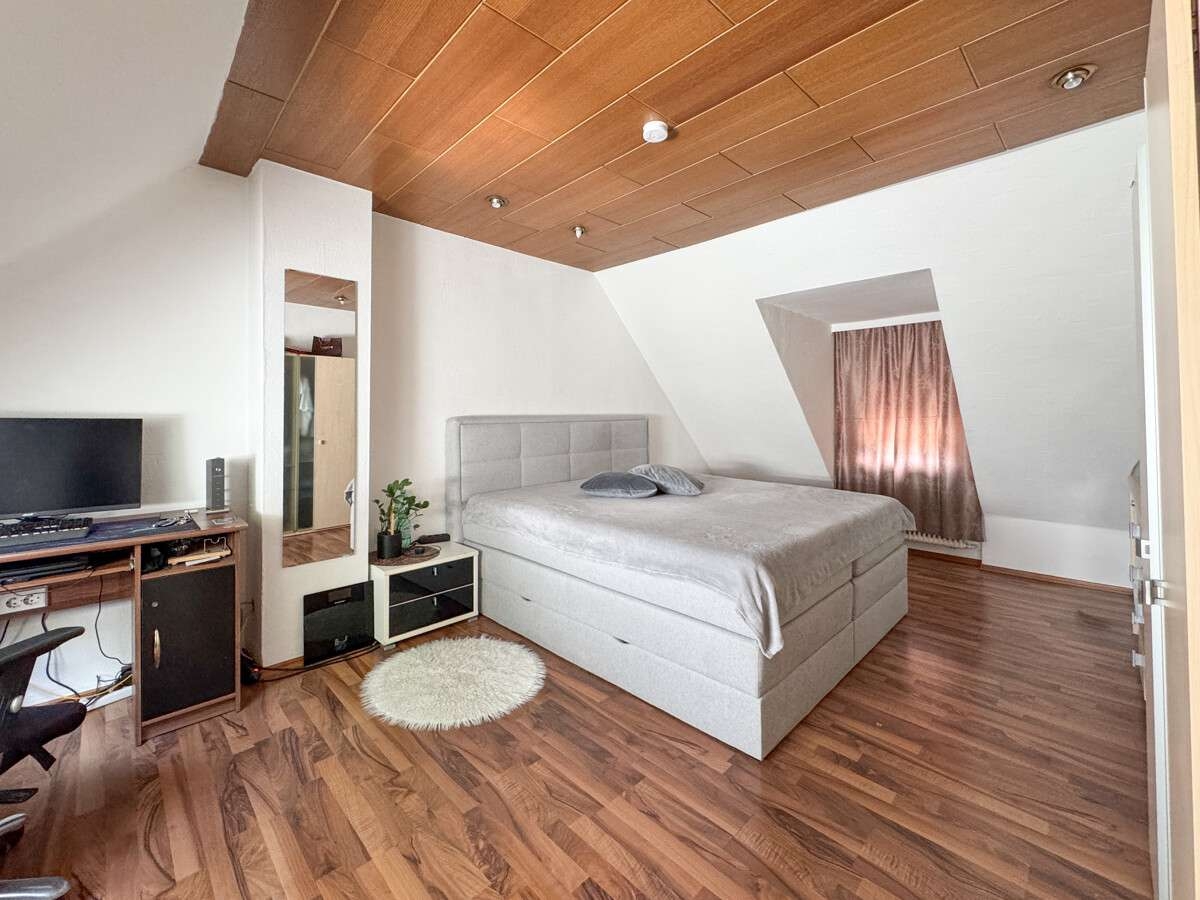 Schlafzimmer im Dachgeschoss – Mehrfamilienhaus in Worms