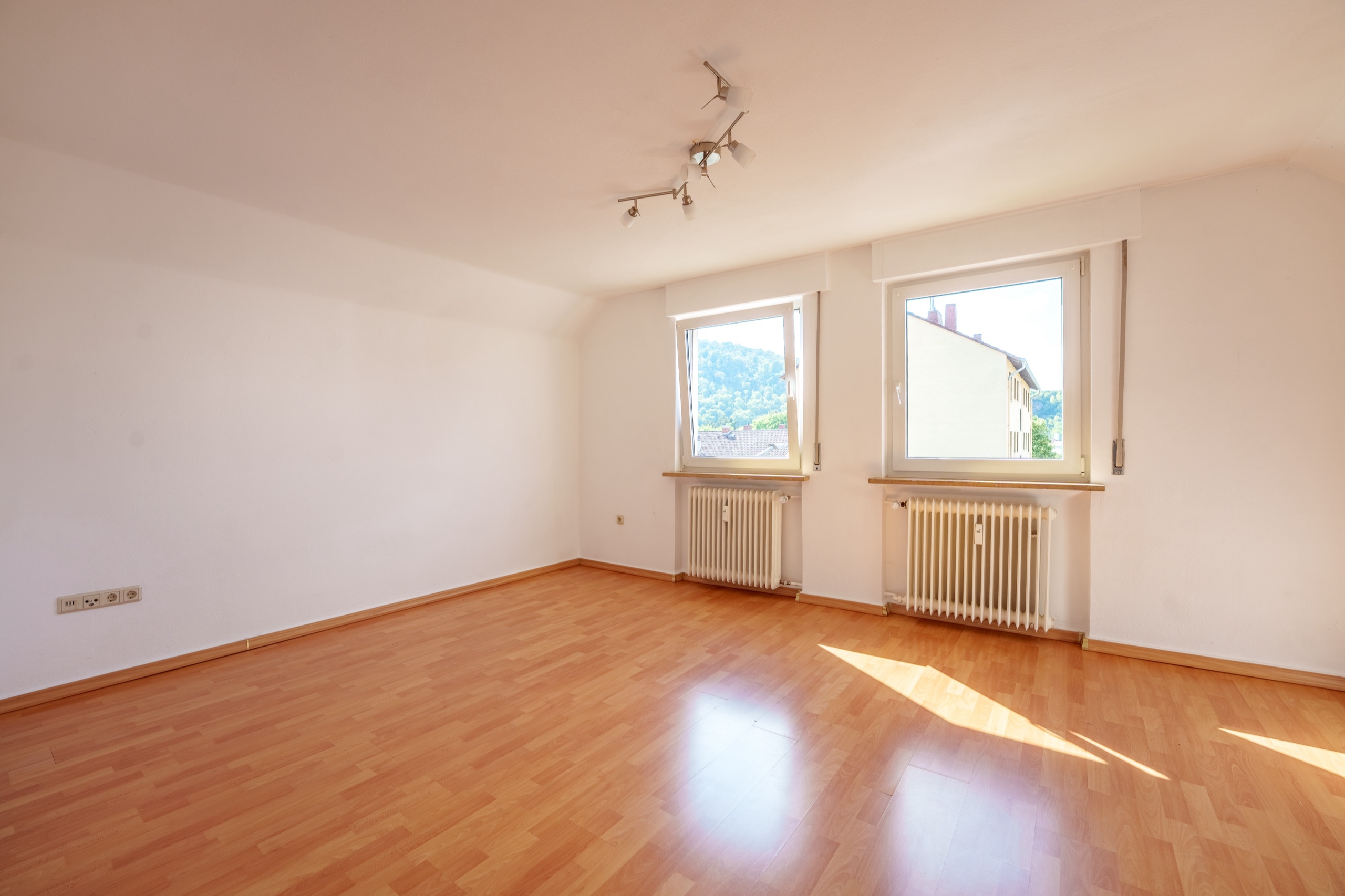 Wohnzimmer im Dachgeschoss – Mehrfamilienhaus in Bad Kreuznach