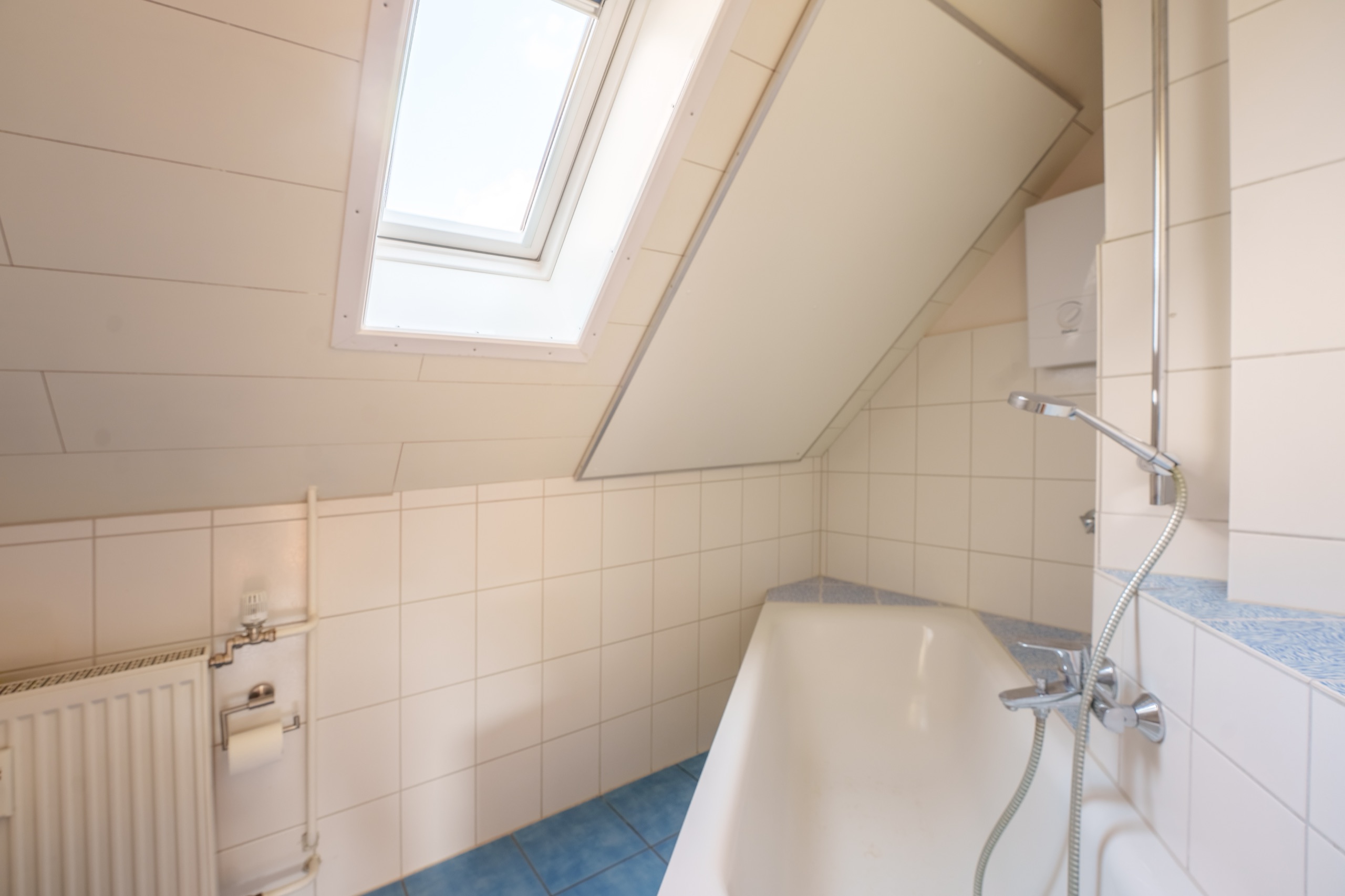 Badezimmer im Dachgeschoss – Mehrfamilienhaus in Bad Kreuznach