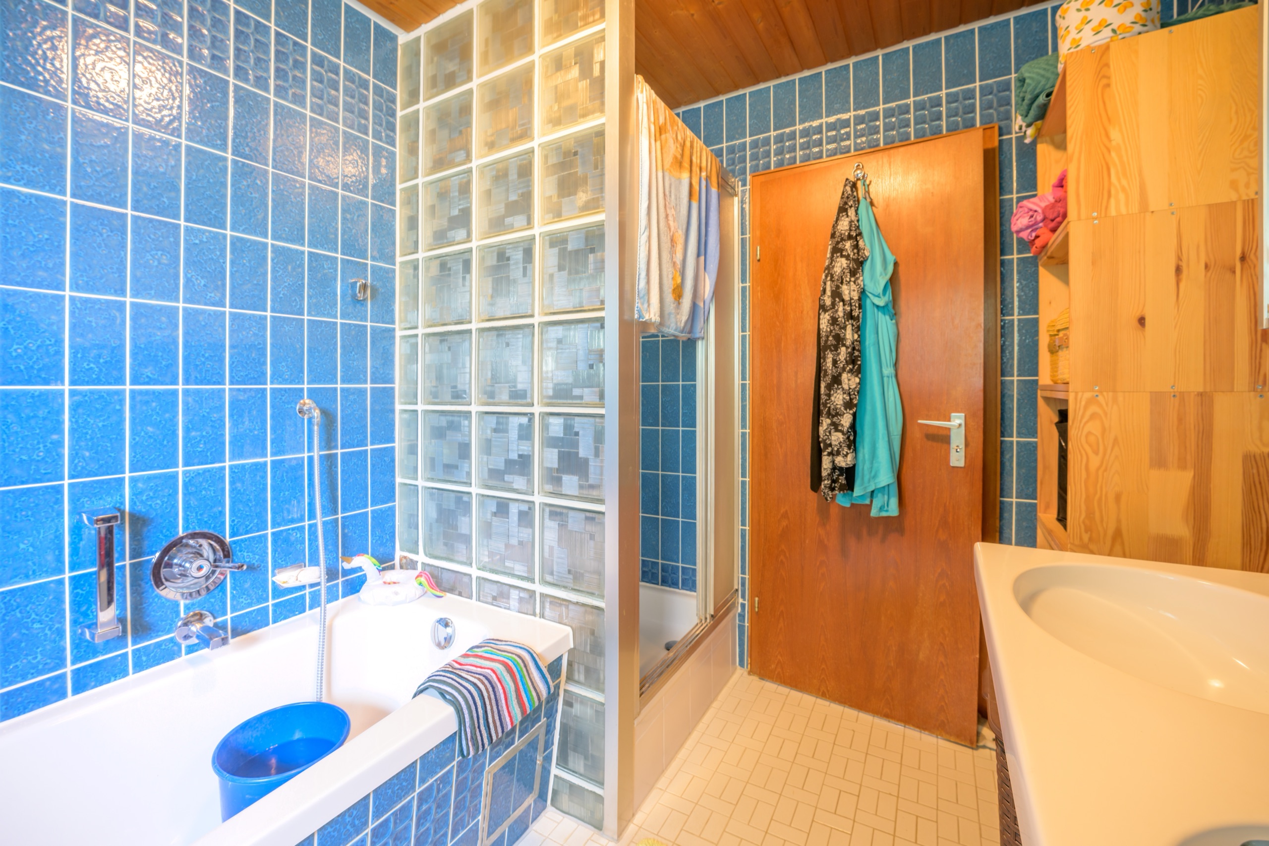 Badezimmer im Erdgeschoss – Doppelhaushälfte in Sandhausen