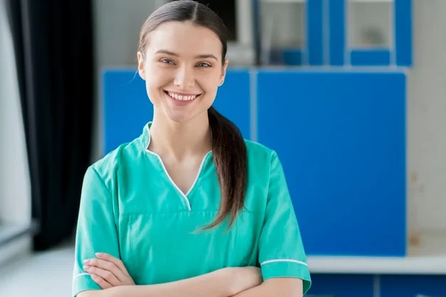 Cómo acceder a enfermeras profesionales para adultos mayores en Colombia