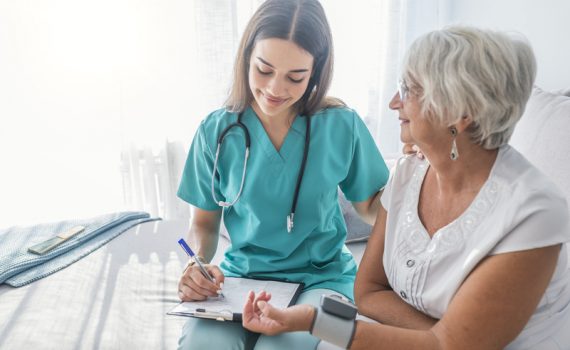Enfermeras para adultos mayores: Cómo encontrar la mejor opción