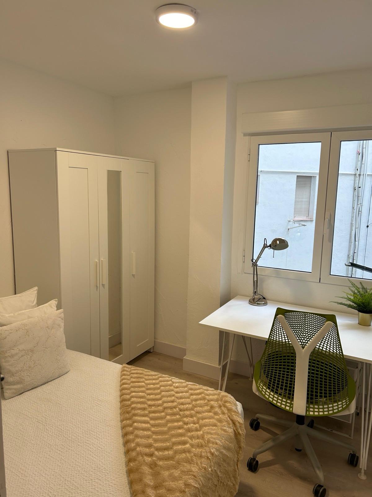 Ten de Revenga H3 / Single room with shared bathroom