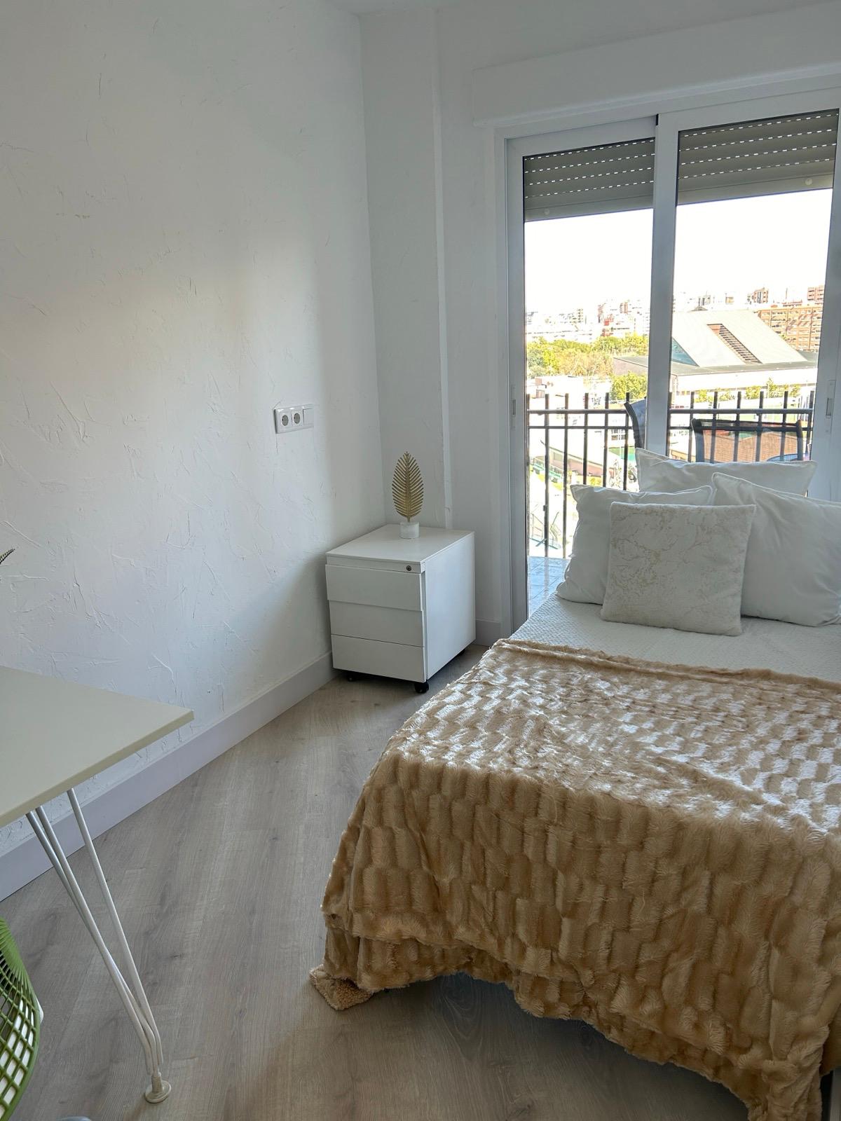 Diez de Revenga H5 / Habitación individual en piso compartido