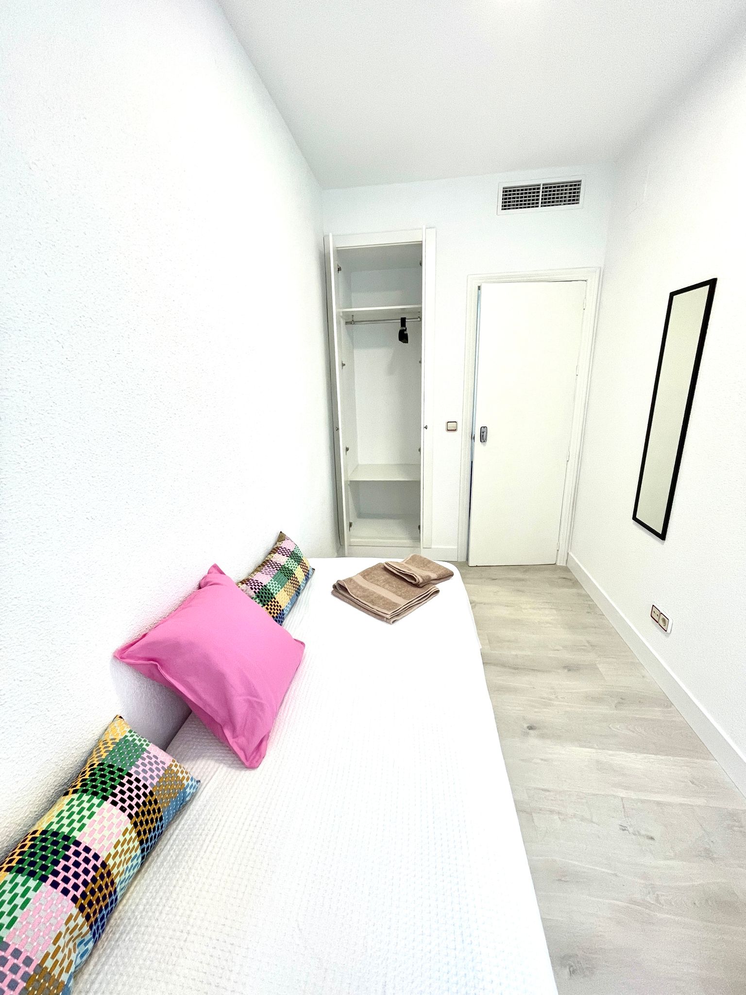 Ronda Norte H4 / Single room in a shared apartment.