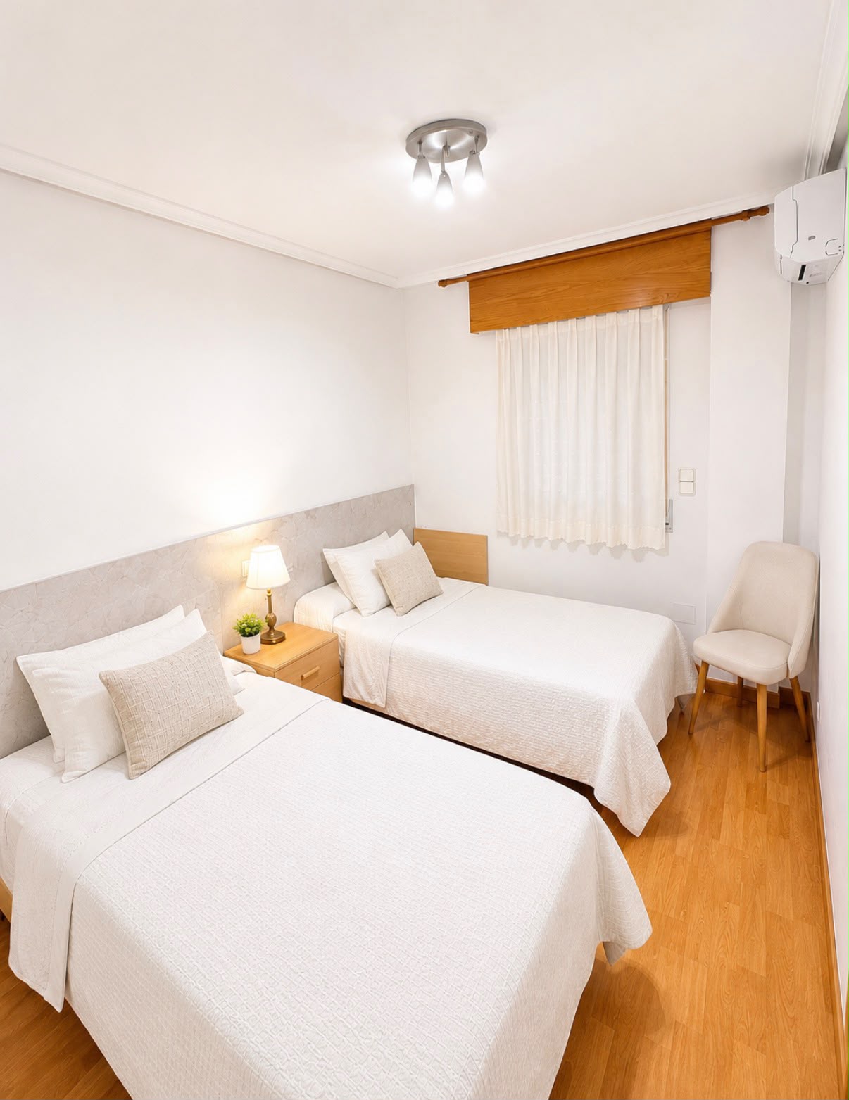 JB / Habitación con cama doble y baño privado