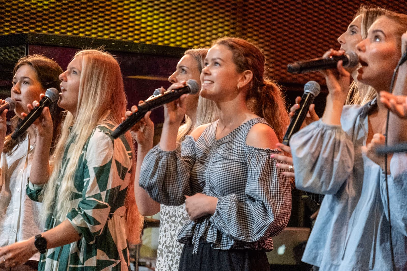 Lovsangere på scenen i Filadelfia Kristiansand.