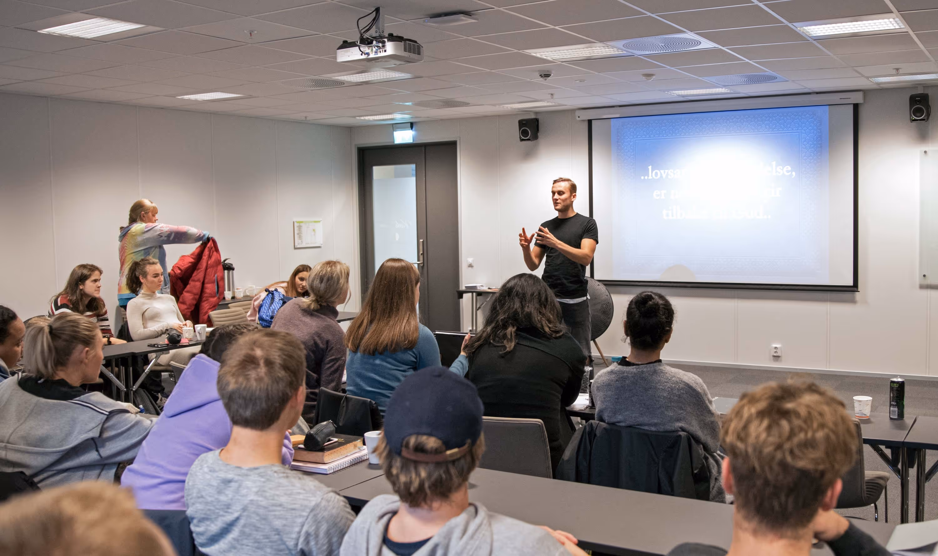 En lærer underviser elever i klasserommet.