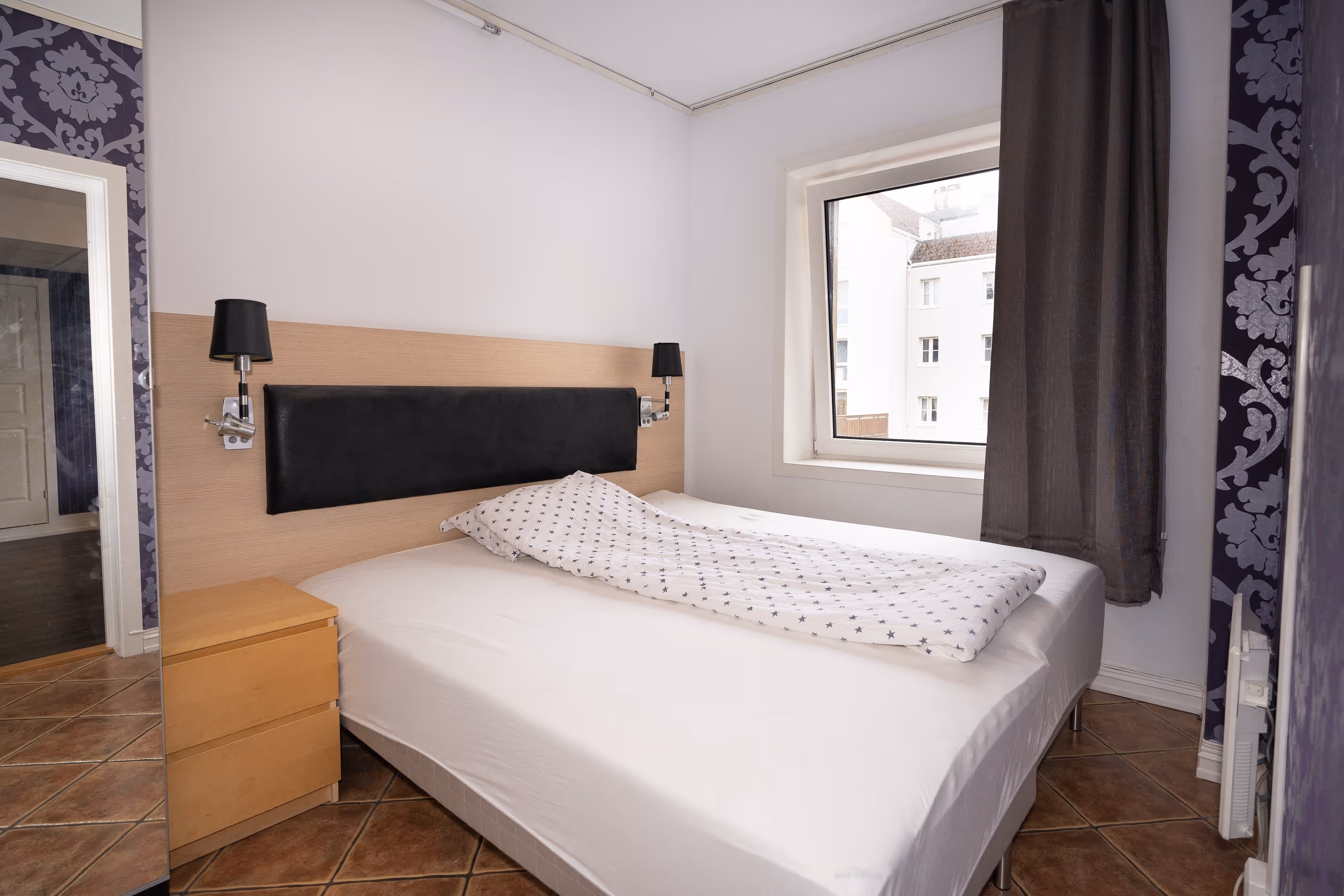 Soverom med seng og nattbord.