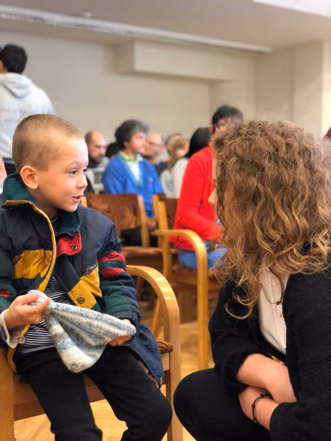 En elev snakker med en et albansk barn på barnehjem.