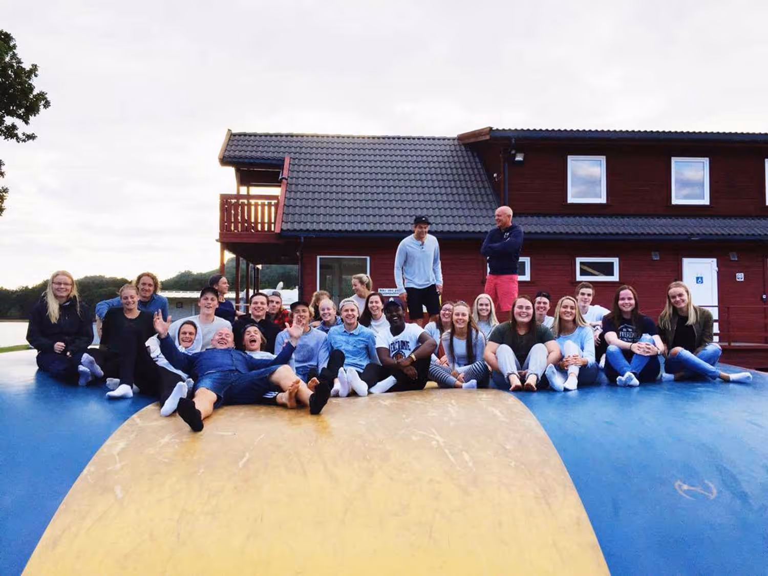 Klassebilde fra Solstrand hvor alle elevene sitter på en stor hoppepute