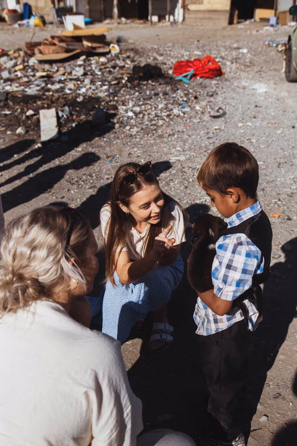 To elever får kontakt med en fattig albansk gutt.