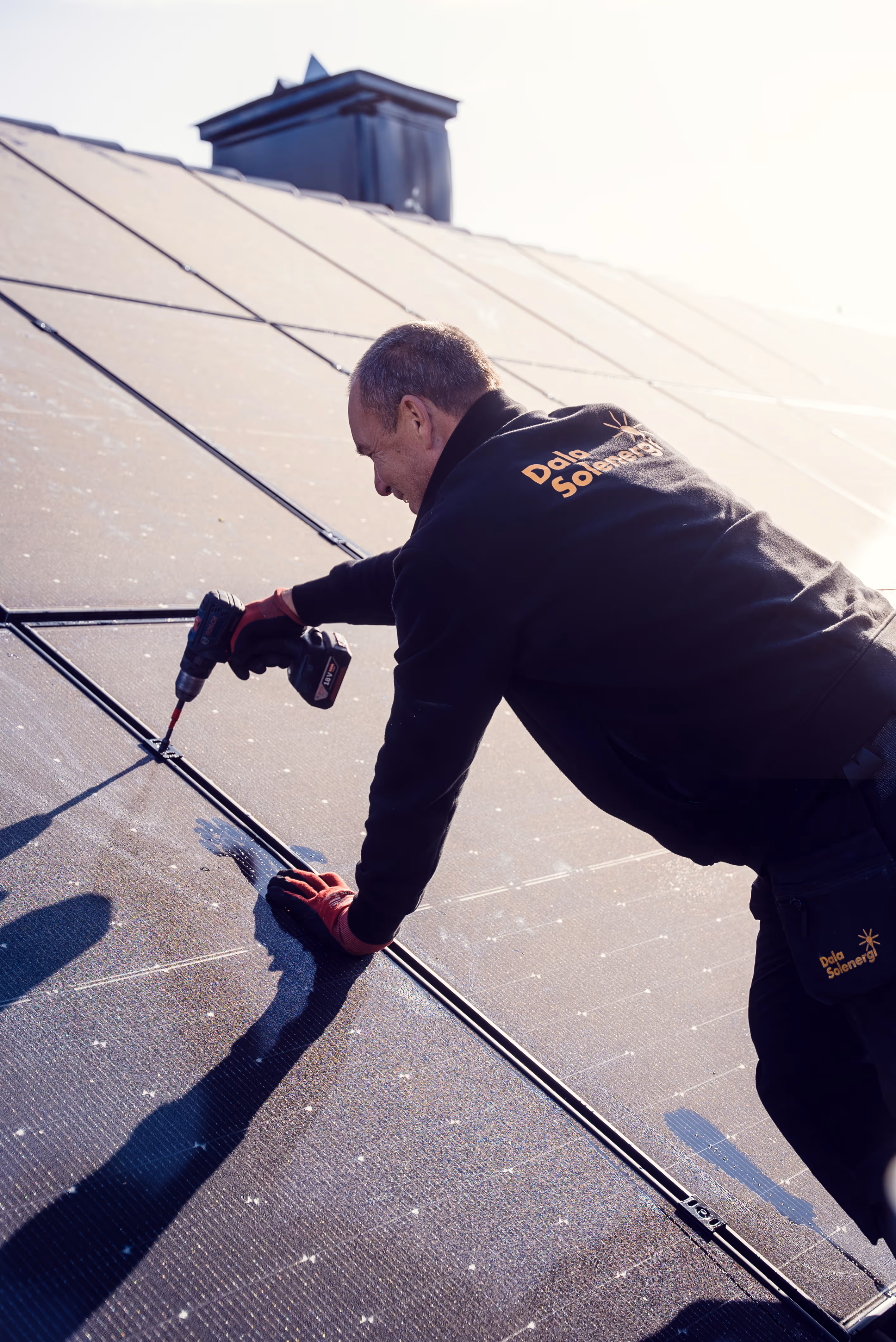 Stämningsfull bild på en fastighet i det lokala landskapet i Dalarna utrustad med nymonterade solpaneler.