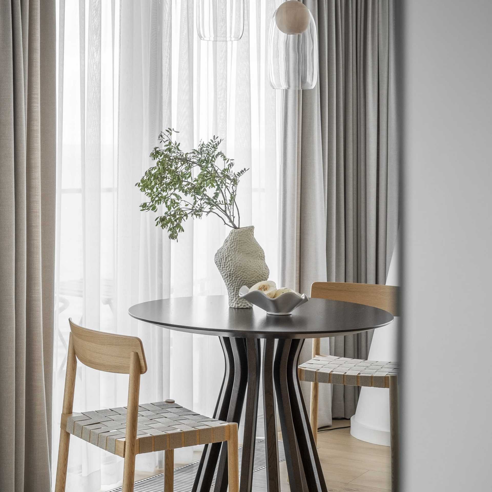 apartament-jadalnia-firany-zasłony-szare-detal-drewniane-krzesla-mindful-architekci-hanna-szlachetko
