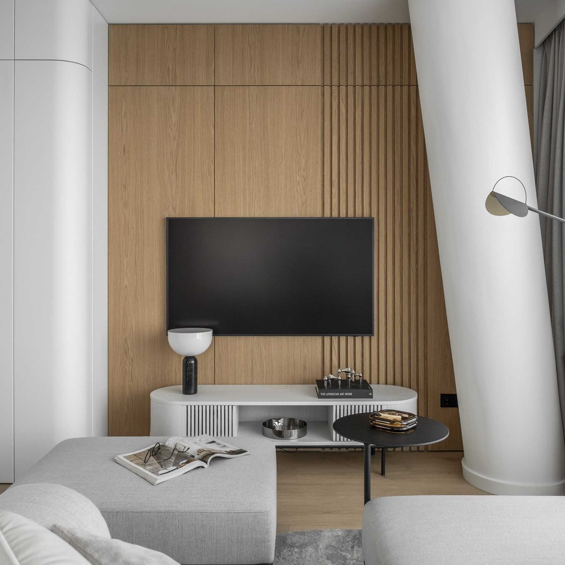 Detal strefy TV z drewnianymi lamelami i szarymi zasłonami w tle w nowoczesnym apartamencie – realizacja dekoracji okiennych na wymiar Hanna Szlachetko we współpracy z Mindful Architekci