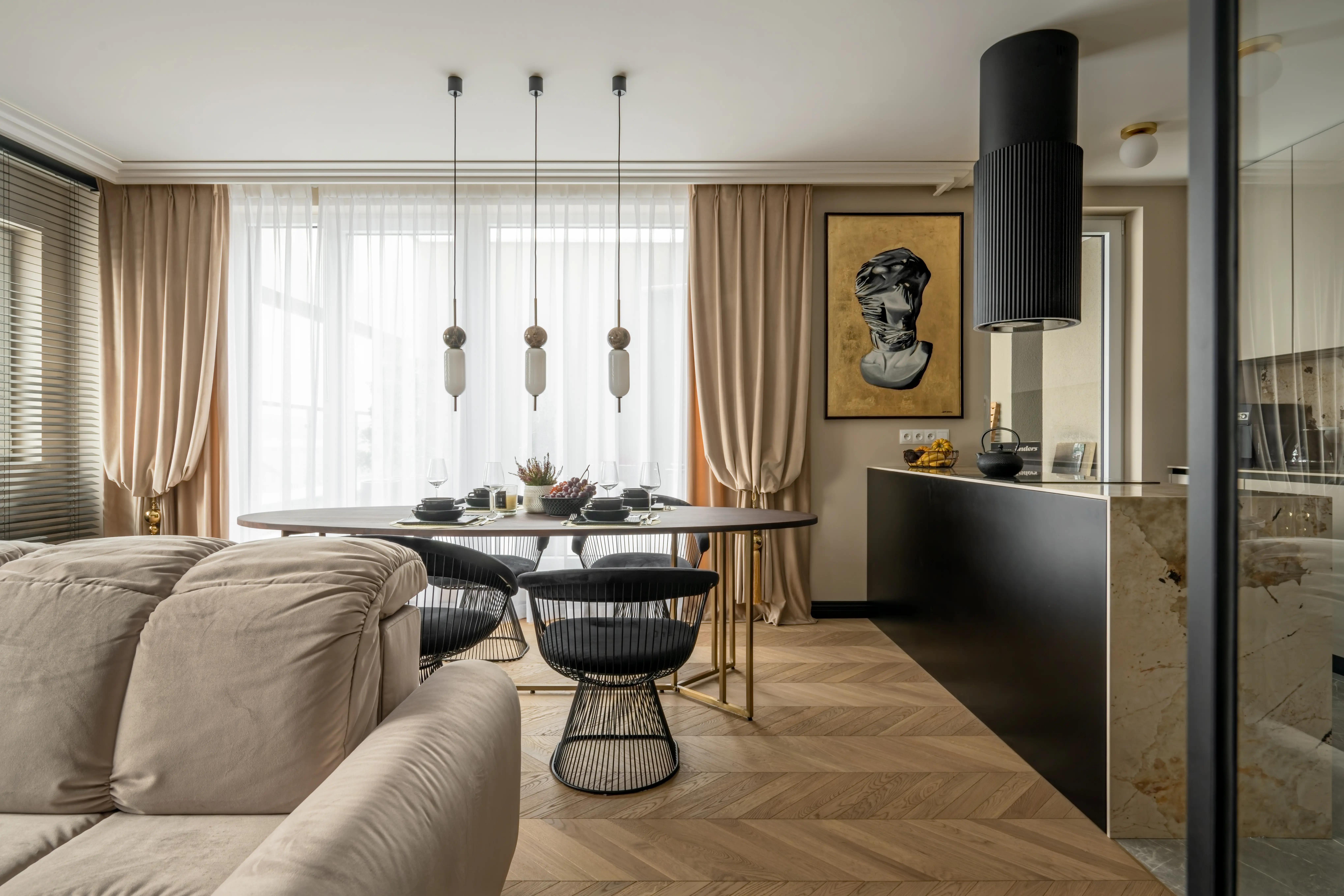 Beżowe zasłony i delikatne firany w eleganckim apartamencie z drewnianą podłogą w jodełkę – dekoracje okienne na wymiar Hanna Szlachetko