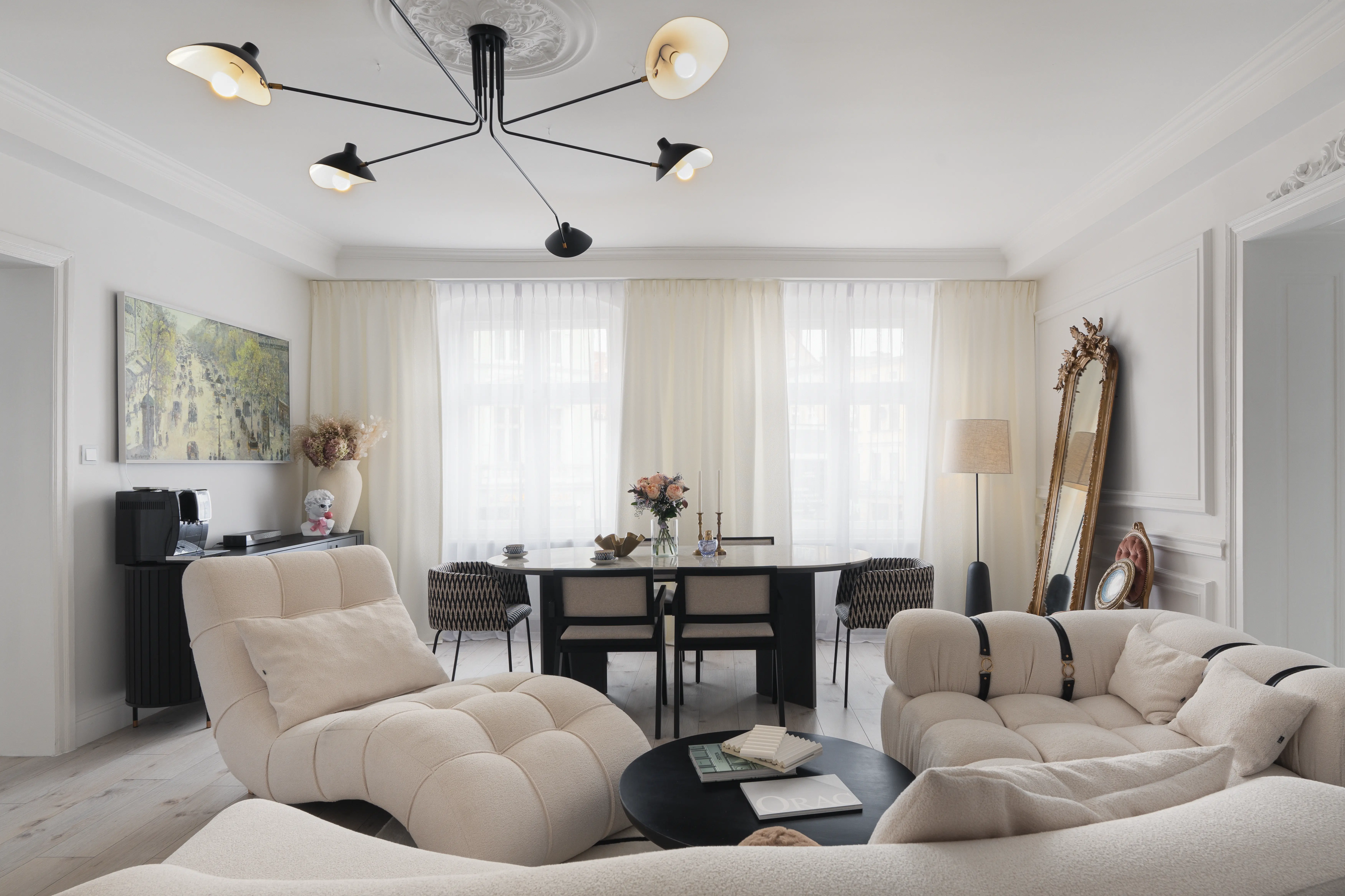 Białe firany i zasłony ecru w showroomie w stylu paryskiego apartamentu ze sztukaterią – dekoracje okienne na wymiar Hanna Szlachetko