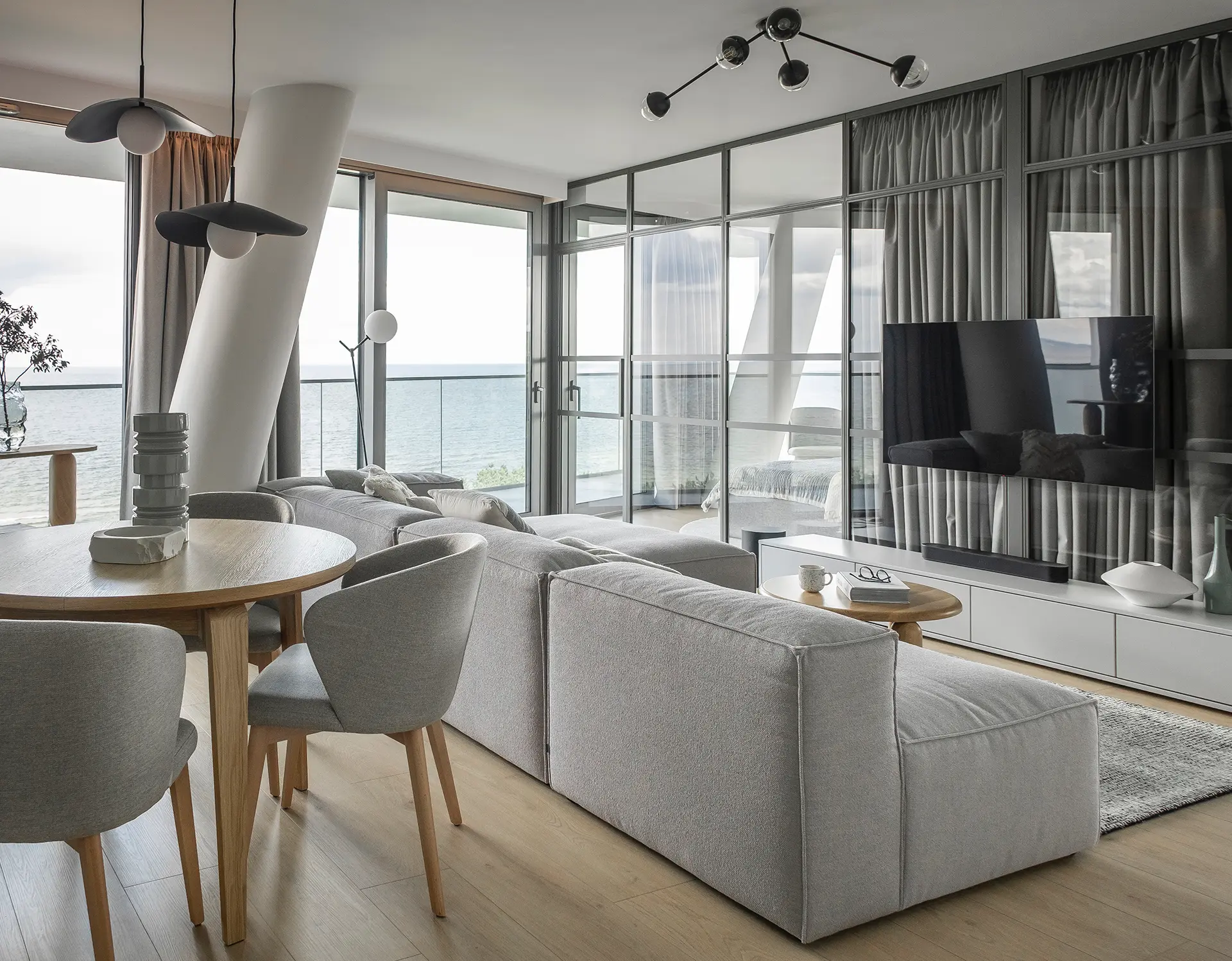 Zasłony Total Blackout w apartamencie Wave Międzyzdroje - dekoracje okienne projektu Hanny Szlachetko