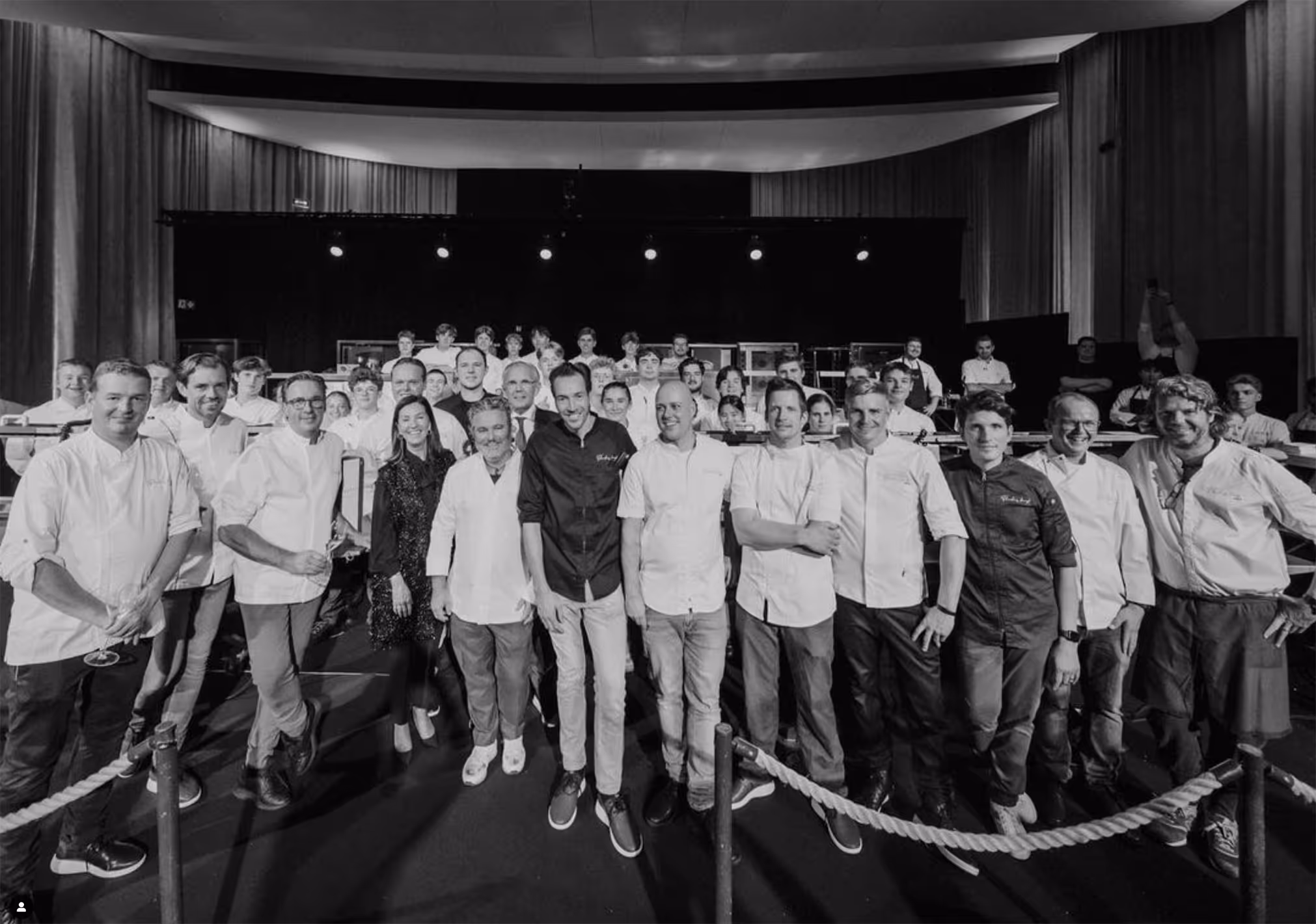 Groupe de personnes vêtues d'un gilet de chef blanc lors de l'événement Flanders Finest avec 2 dispositifs Flowline entre la foule.
