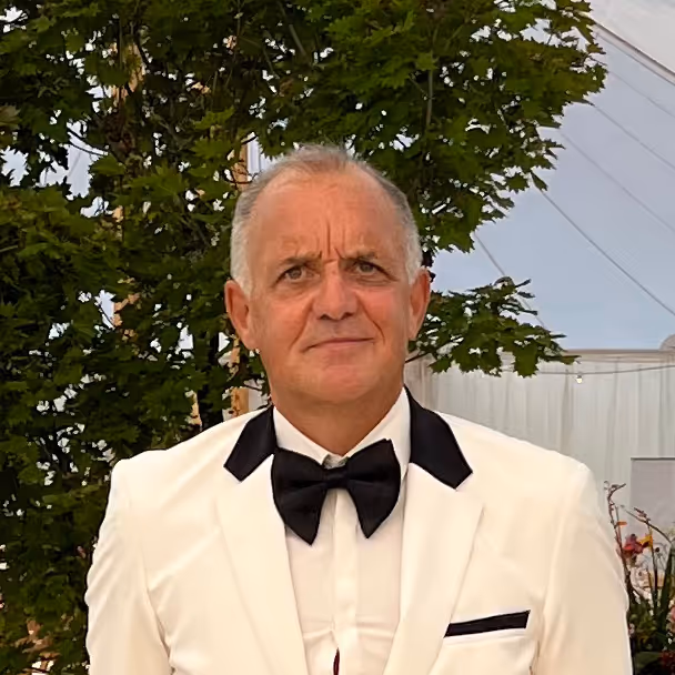 Photo de profil de Jan Verhelle en smoking blanc lors d'un événement.