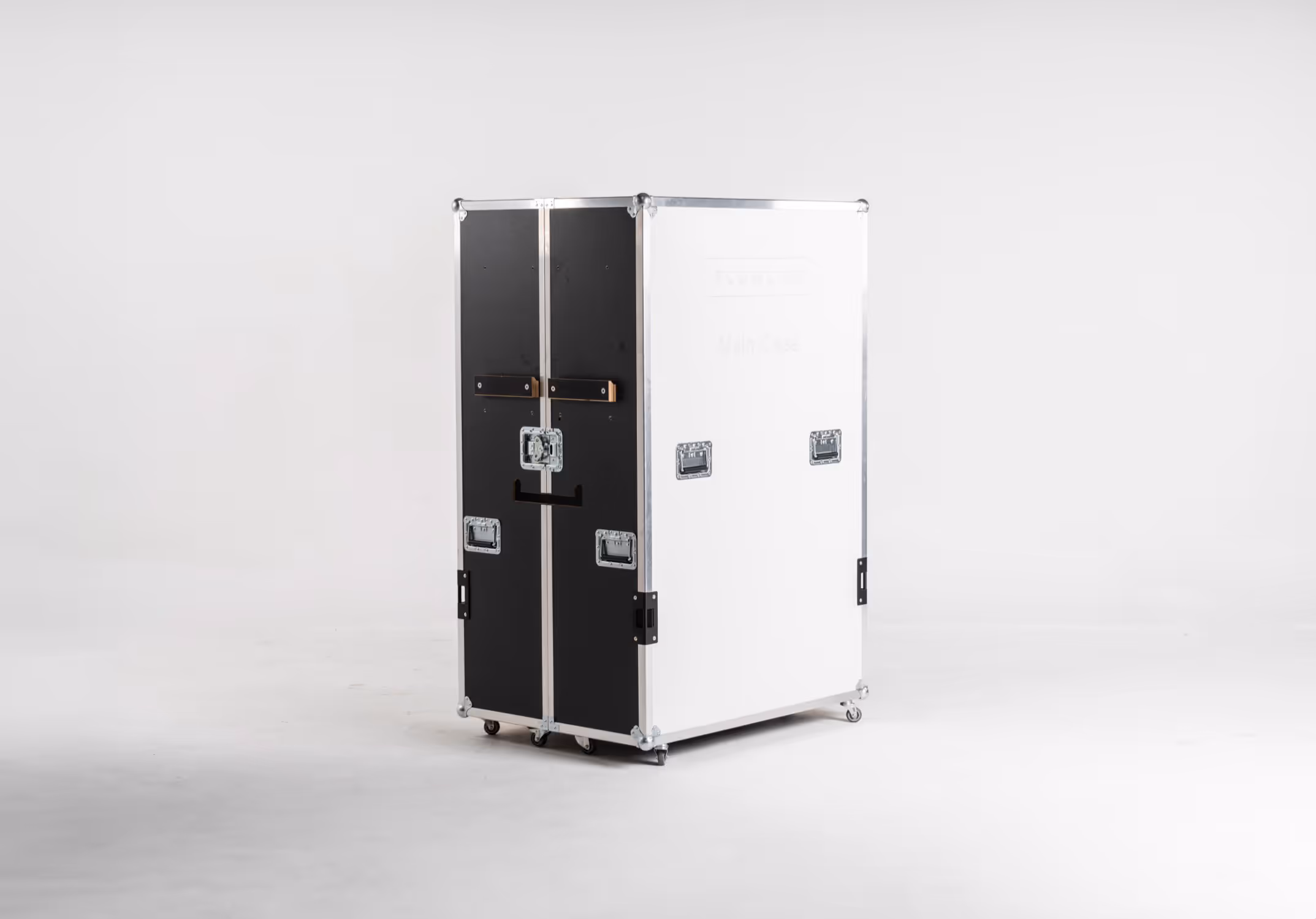 Flightcase in witte studio.