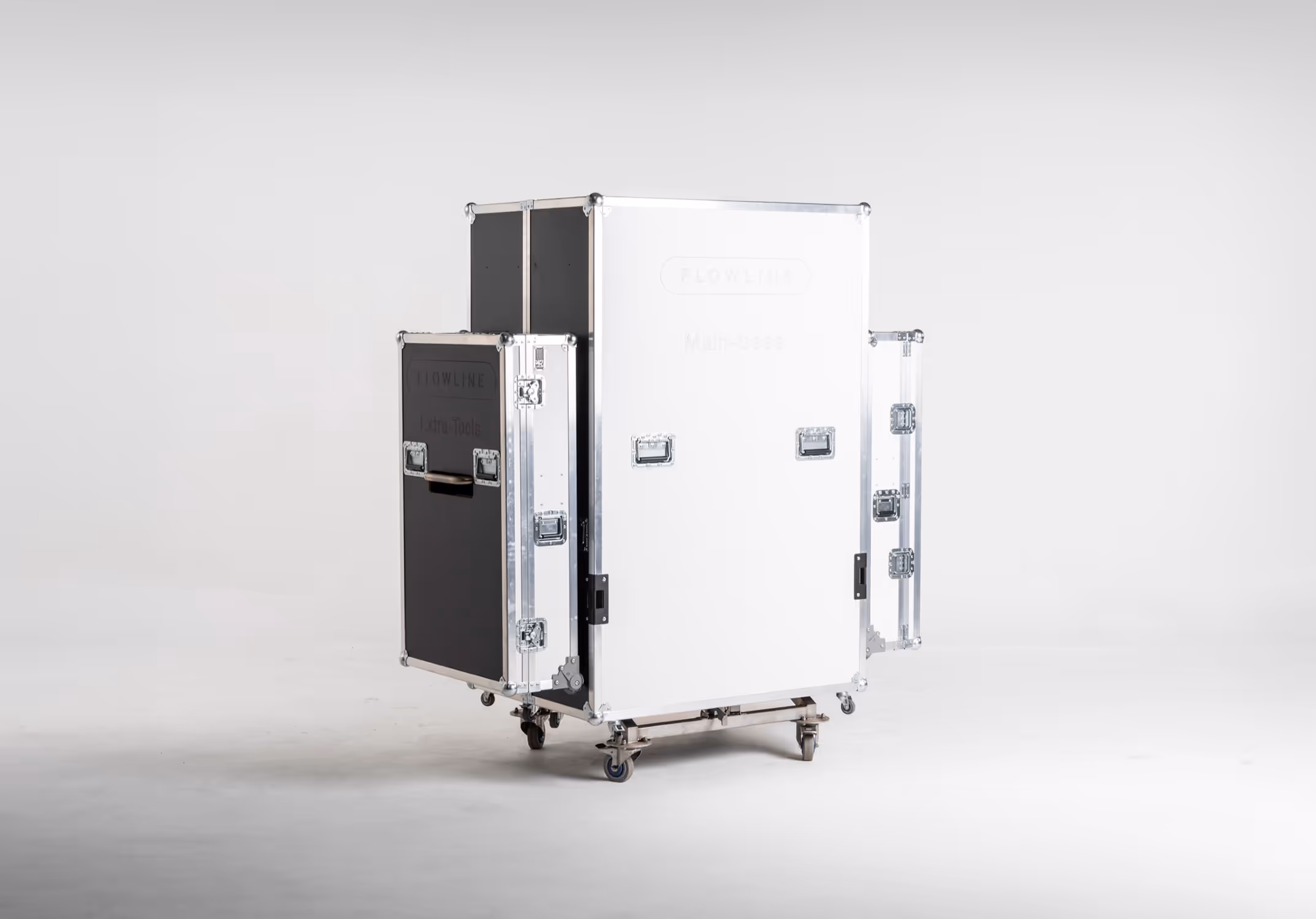 Flightcase met accessoire kisten in witte studio.