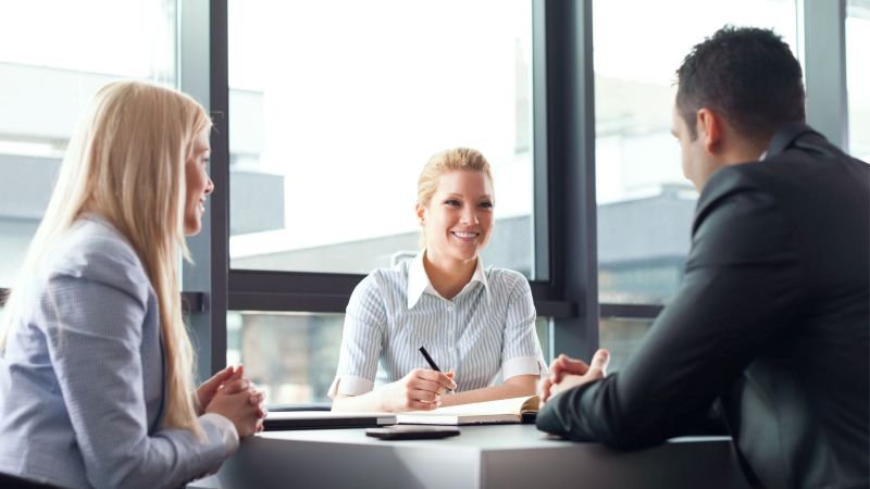 Employee meeting with an attorney for a free case evaluation about a California break laws claim