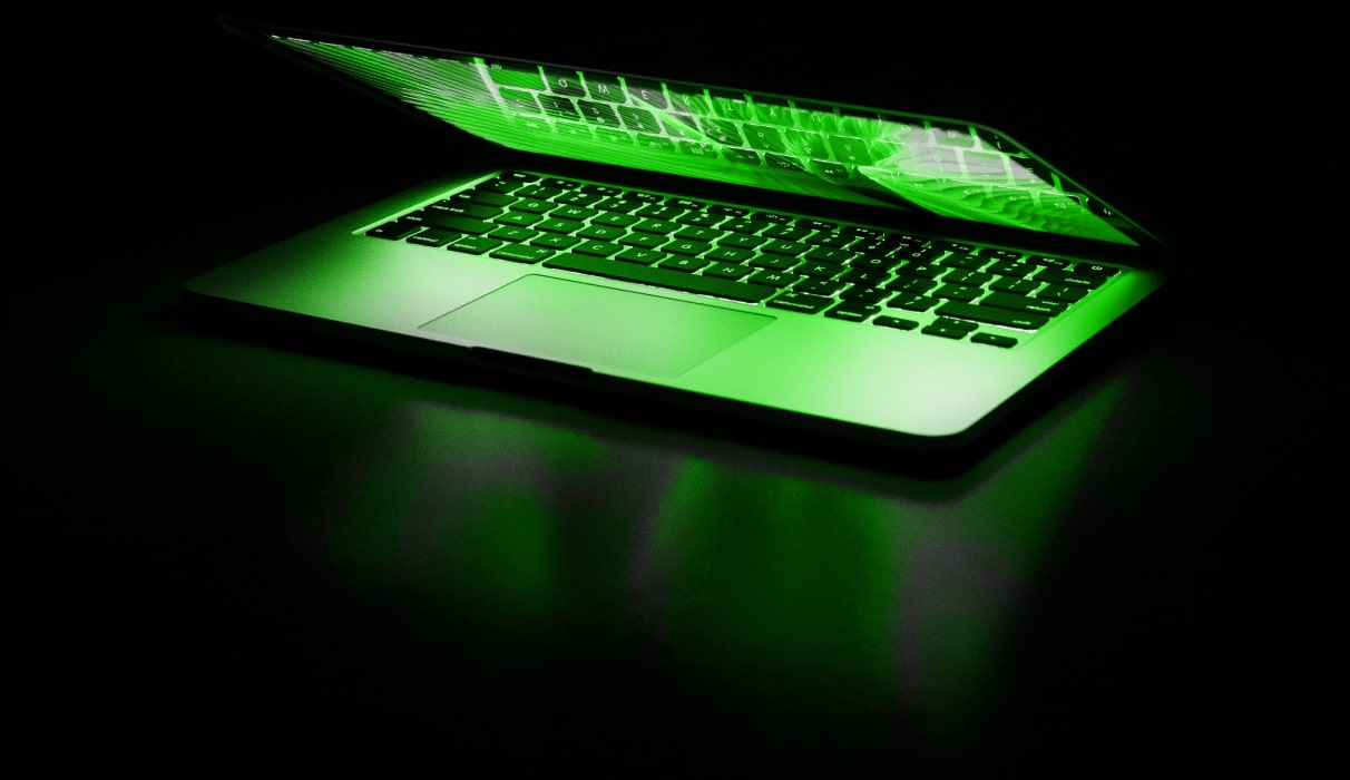 imagem de laptop entreaberto
