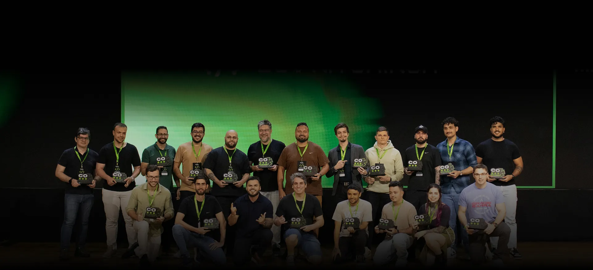 imagem dos alunos da coders recebendo uma premiação