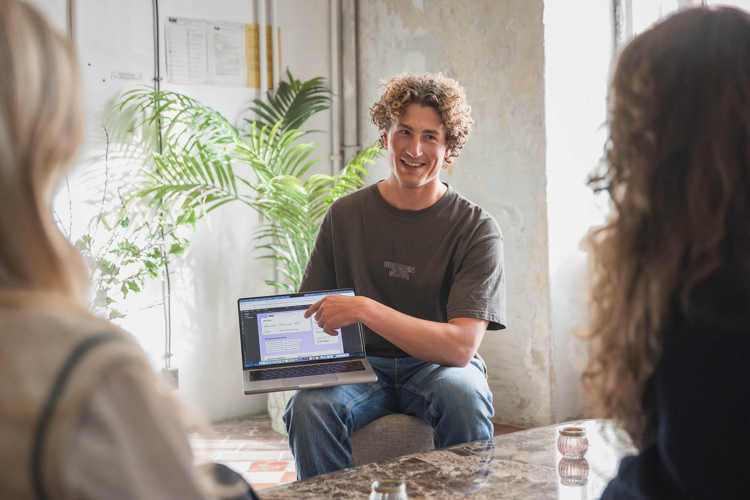 Ein Webdesigner präsentiert die neue Website