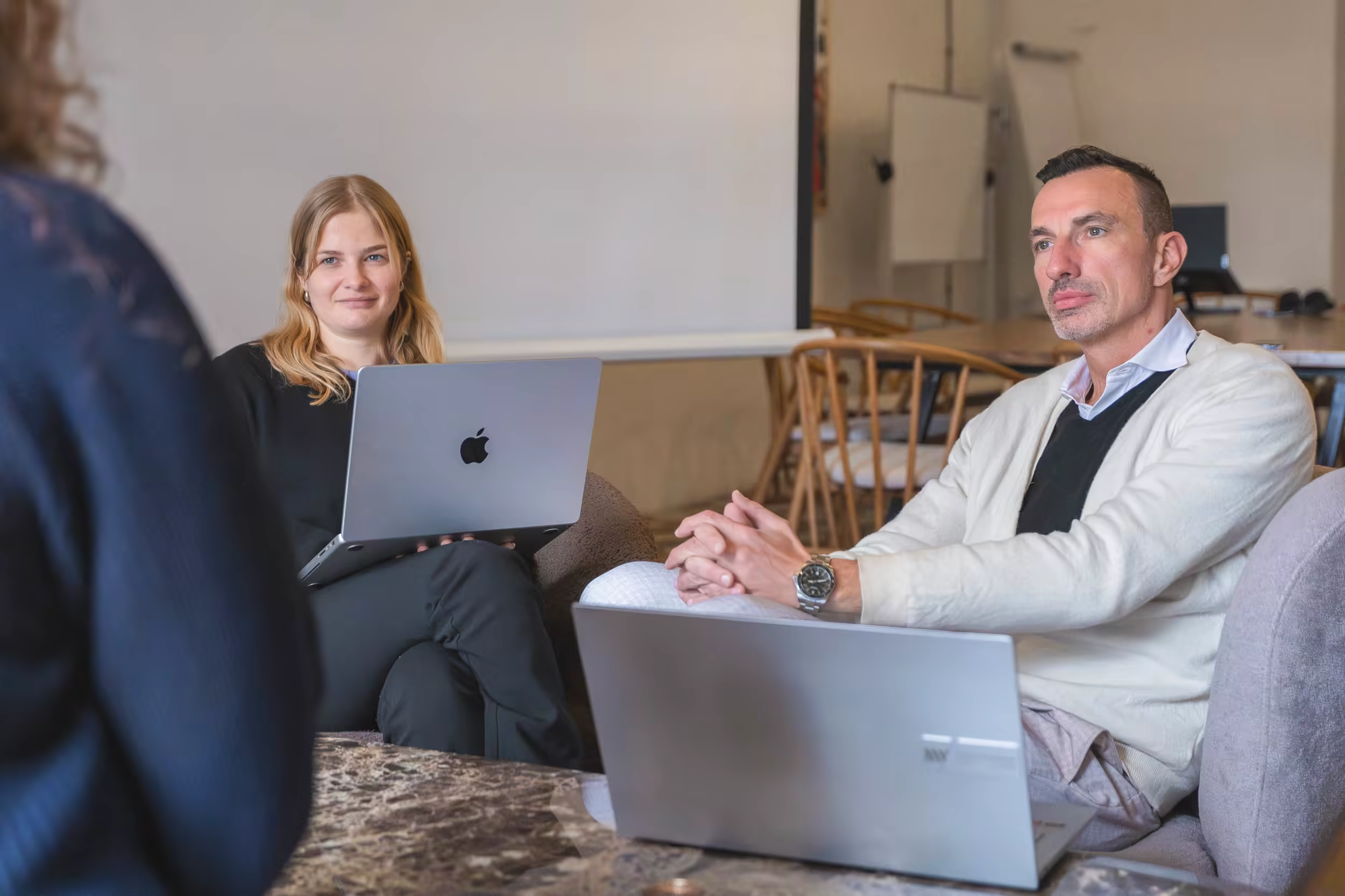 Recruiterin und Personalverantwortlicher im Bewerbungsgespräch mit einer Kandidatin, Thema der MOD Weiterbildung Digital HR.