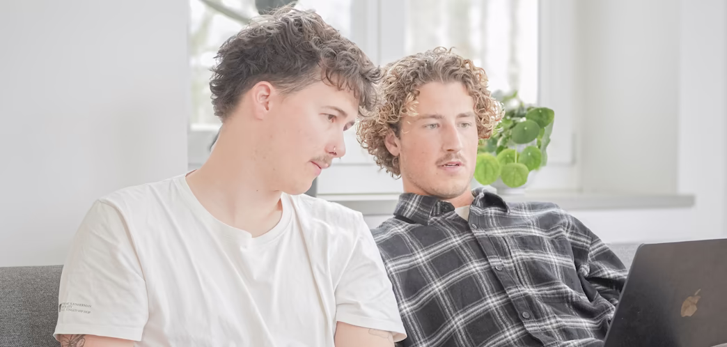 Zwei Personen am Laptop – Symbolfoto zum Ratgeber über KURSNET, mein NOW und die Weiterbildungssuche.