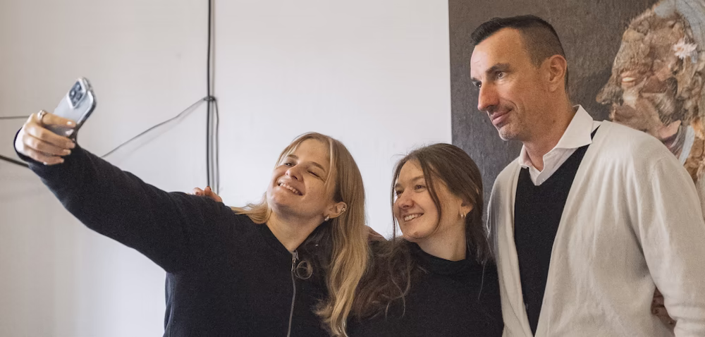 Drei Personen machen ein Selfie – Symbolfoto zum Quereinstieg ins Online-Marketing.