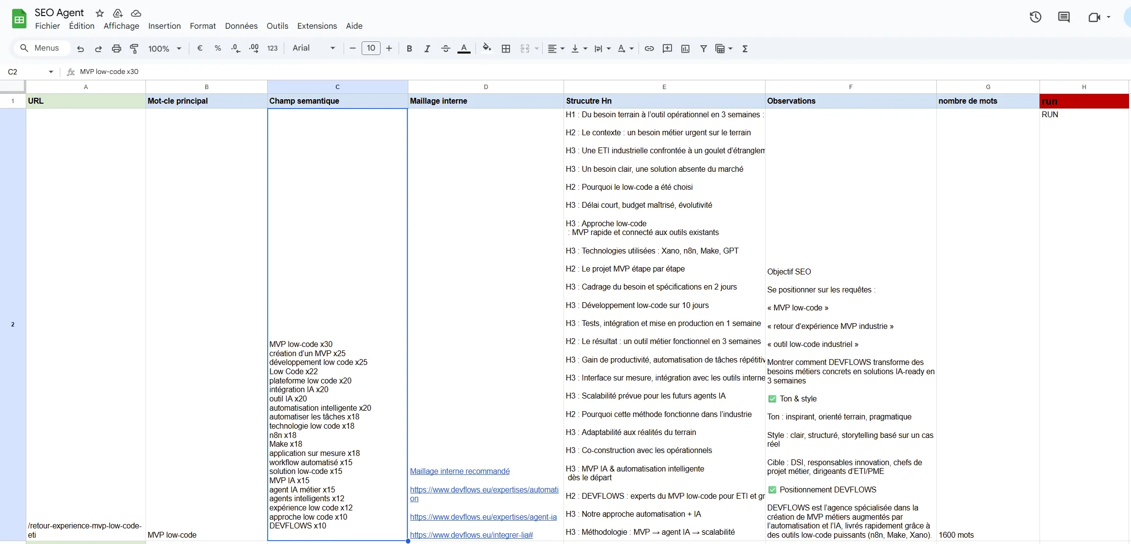 Capture d'écran d'un tableau Google Sheets intitulé SEO Agent, listant des URL, mots-clés, champs sémantiques, structure Hn, observations, nombre de mots et un statut run pour la gestion SEO d'un projet MVP low-code.