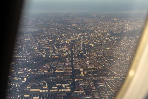 Luftaufnahme der Berliner Stadtlandschaft mit Fernsehturm